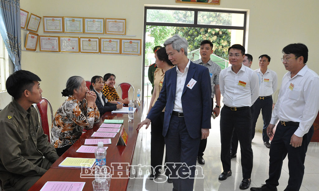 Đồng chí Trưởng đoàn Đại biểu Quốc hội tỉnh Đào Hồng Vận kiểm tra công tác bầu cử tại xã Phạm Ngũ Lão.