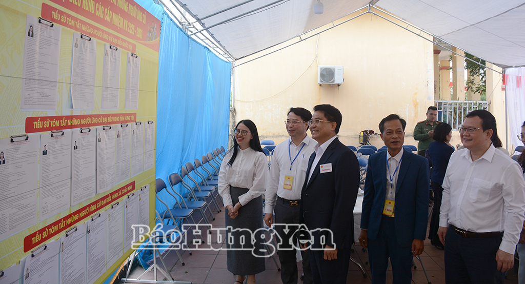 Đồng chí Phó Chủ tịch UBND tỉnh Lê Quang Hòa kiểm tra công tác bầu cử tại xã Châu Ninh.