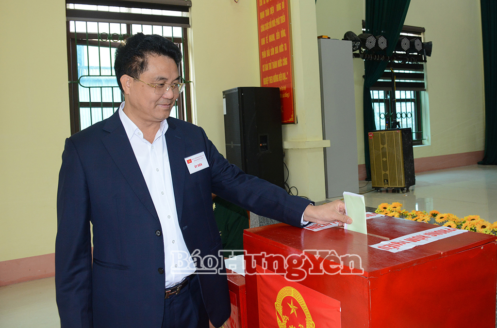 Đồng chí Phó Chủ tịch UBND tỉnh Lê Quang Hòa bỏ phiếu bầu cử tại Khu vực bỏ phiếu số 17, thôn Tiên Cầu (xã Hiệp Cường).
