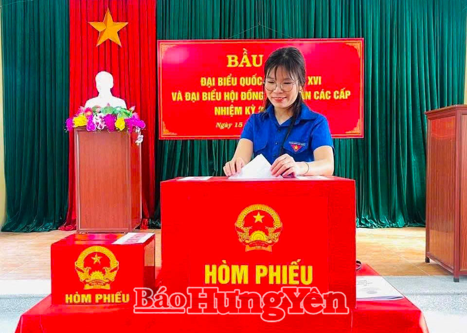 Cử tri trẻ tham gia bỏ phiếu.