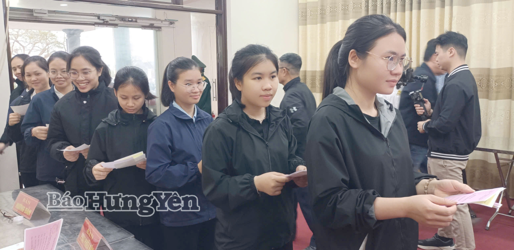 Cử tri thuộc Dòng nữ tu Đa Minh (Tòa Giám mục Giáo phận Thái Bình) tham gia bầu cử tại Tổ bầu cử số 4, phường Thái Bình.