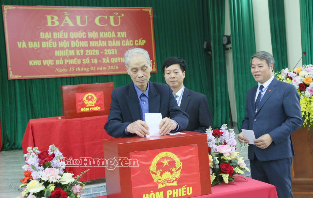 Cử tri bỏ phiếu tại nhà văn hóa thôn Phúc Bồi (xã Quỳnh Phụ).