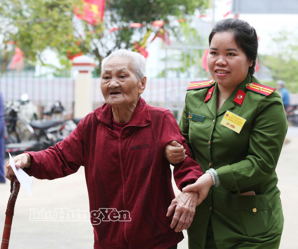Cán bộ công an xã Bắc Tiên Hưng hỗ trợ cử tri cao tuổi đi bỏ phiếu bầu cử, thực hiện quyền và nghĩa vụ công dân.