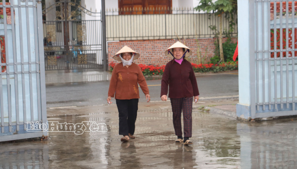 Dù trời mưa nhưng cử tri xã Nam Đông Hưng vẫn tích cực đi bầu cử.