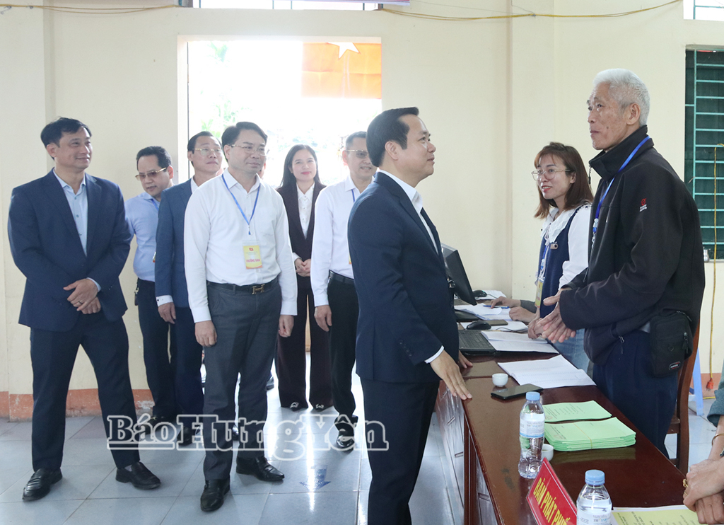 Đồng chí Chủ tịch UBND tỉnh Phạm Quang Ngọc thăm hỏi, động viên thành viên tổ bầu cử tại Khu vực bỏ phiếu số 7 (thôn Kiến Châu), xã Châu Ninh.