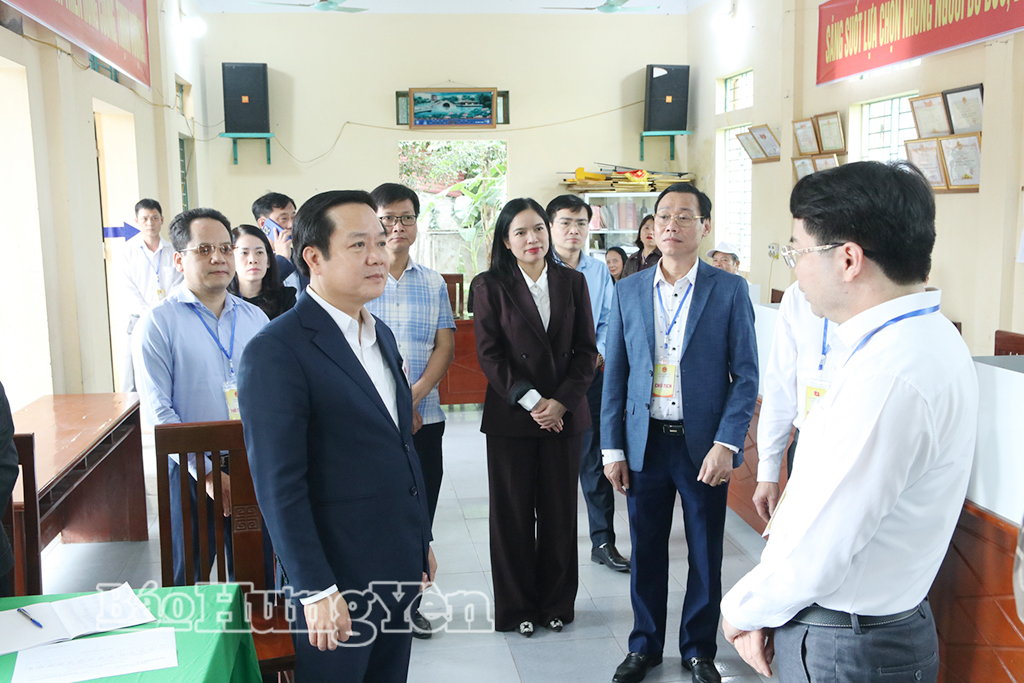 Đồng chí Chủ tịch UBND tỉnh Phạm Quang Ngọc nghe báo cáo tình hình bầu cử tại địa phương.