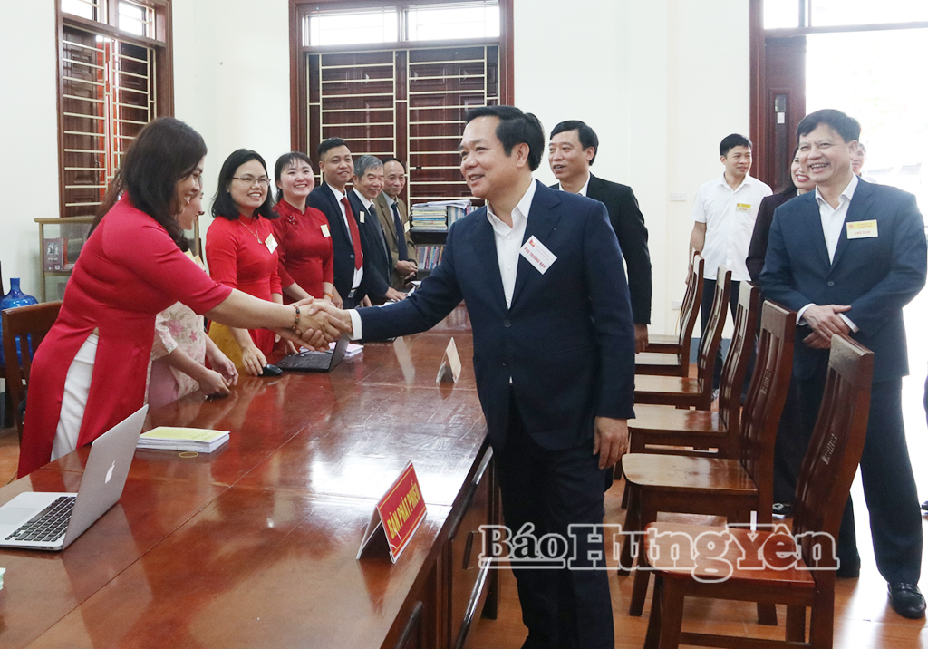 Đồng chí Chủ tịch UBND tỉnh Phạm Quang Ngọc thăm hỏi, động viên thành viên tổ bầu cử tại Khu vực bỏ phiếu số 14 (thôn Ngọc Đà), xã Như Quỳnh.