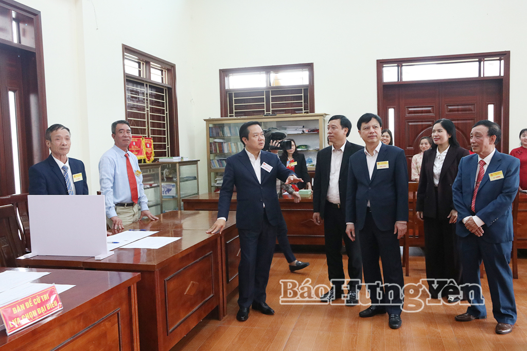 Đồng chí Chủ tịch UBND tỉnh Phạm Quang Ngọc kiểm tra, chỉ đạo công tác tổ chức bầu cử tại Khu vực bỏ phiếu số 14 (thôn Ngọc Đà), xã Như Quỳnh.