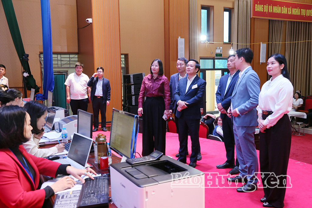 Đồng chí Chủ tịch UBND tỉnh Phạm Quang Ngọc kiểm tra, chỉ đạo công tác tổ chức bầu cử tại Phòng trực Chỉ huy bầu cử xã Như Quỳnh.