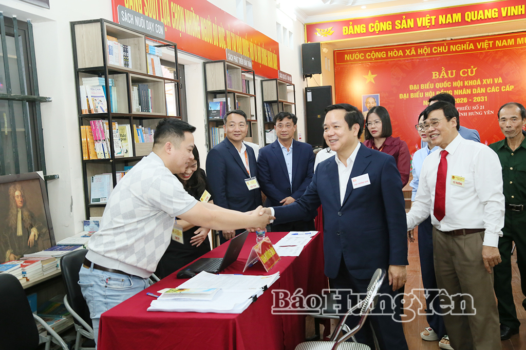 Đồng chí Chủ tịch UBND tỉnh Phạm Quang Ngọc thăm hỏi, động viên thành viên tổ bầu cử tại Khu vực bỏ phiếu số 21 (thôn Như Lân), xã Nghĩa Trụ.