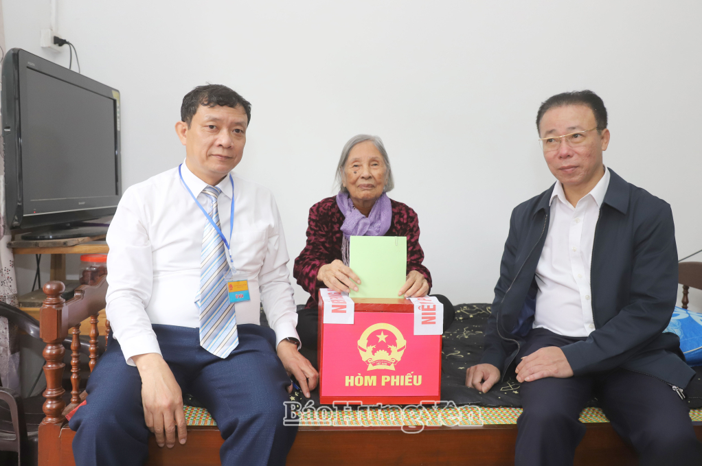 Cử tri Vũ Thị Xa 98 tuổi, trú tại phường Phố Hiến, được hỗ trợ bỏ phiếu tại nhà.