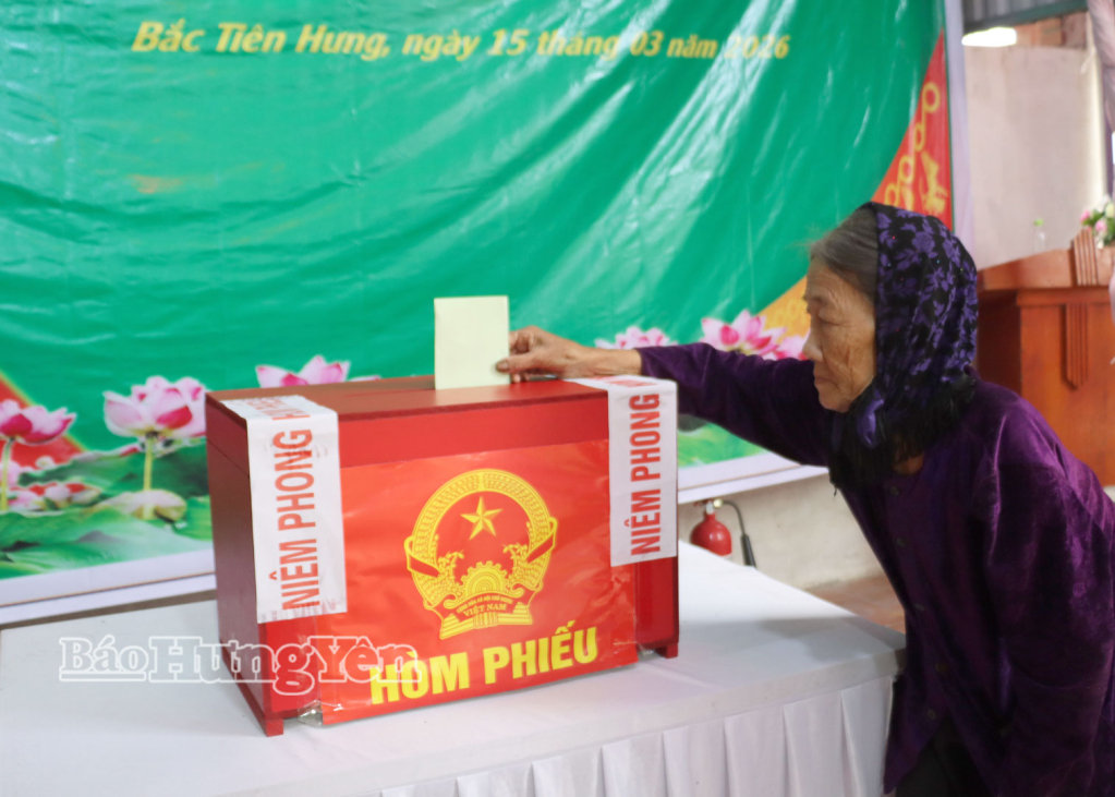 Bà Đinh Thị Mạnh (thôn Minh Đức, xã Bắc Tiên Hưng) đi bỏ phiếu VV88id casino và khuyến mãi thực hiện quyền và nghĩa vụ công dân.