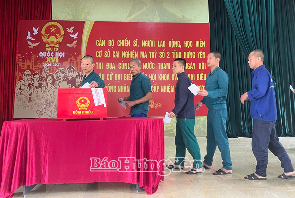 Học viên Cơ sở cai nghiện ma túy số 2 tỉnh Hưng Yên bỏ phiếu bầu cử, thực hiện quyền công dân. Ảnh: Thu Hiền