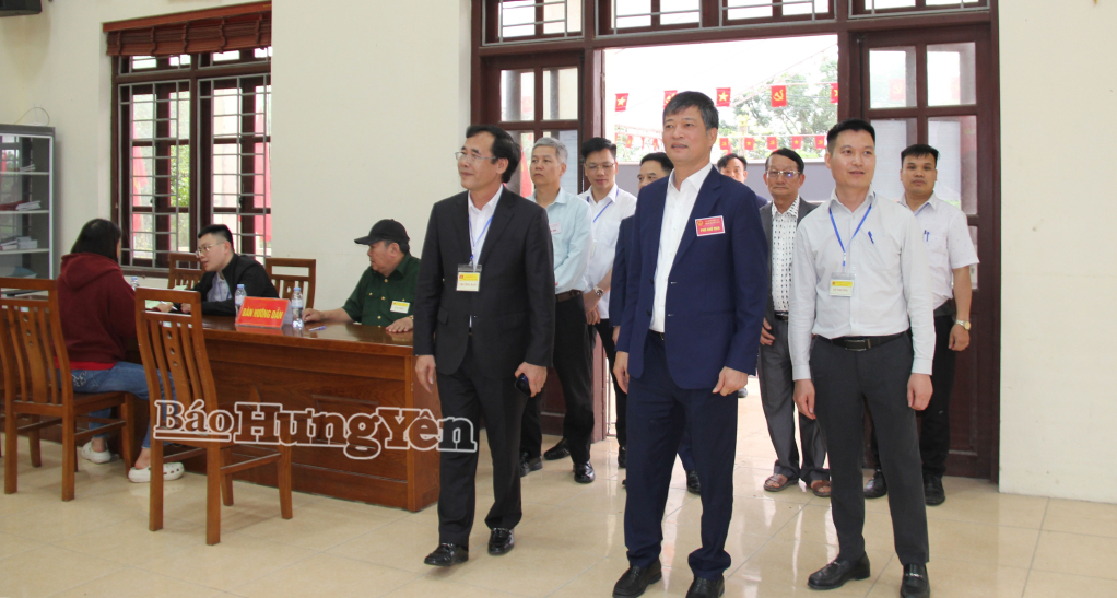 Đồng chí Phó Chủ tịch Thường trực HĐND tỉnh Lê Xuân Tiến kiểm tra, chỉ đạo công tác bầu cử tại khu vực bỏ phiếu số 4, thôn Đan Nhiễm, xã Văn Giang.