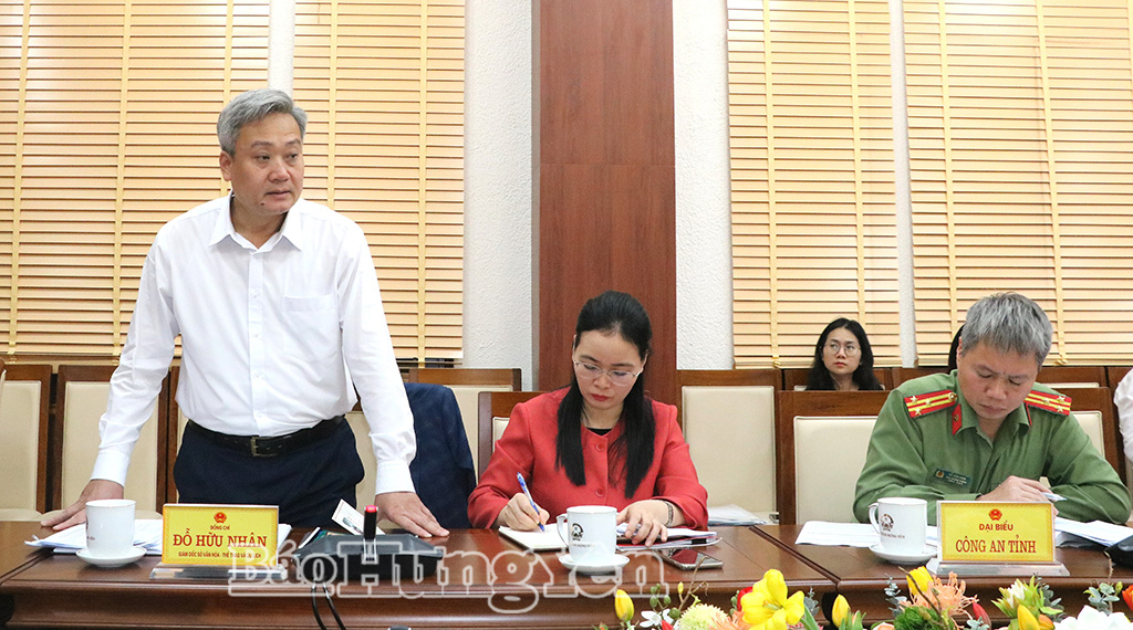 Lãnh đạo Sở Văn hoá, Thể thao và Du lịch phát biểu tại cuộc họp.