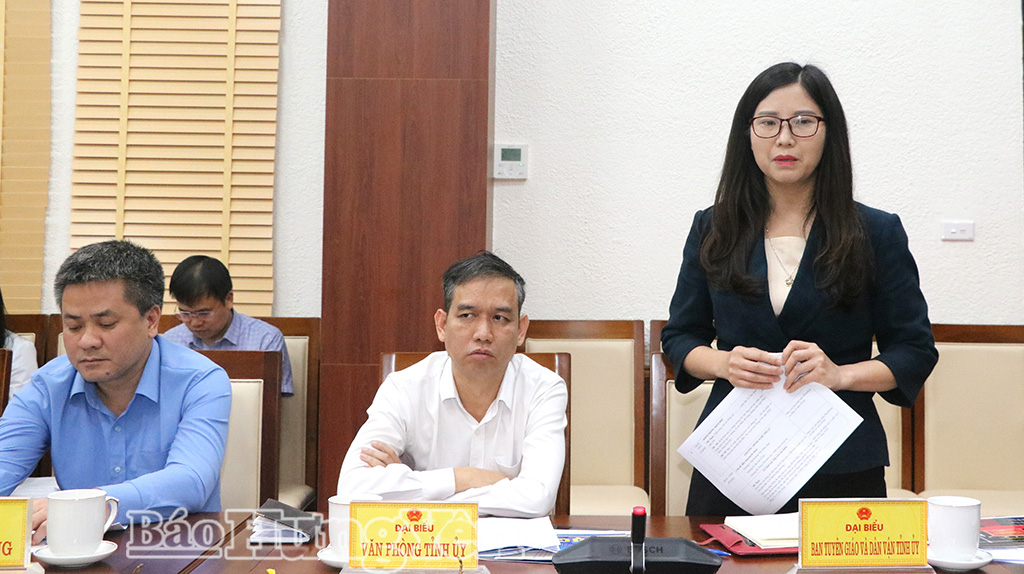 Đại diện Ban tuyên giáo và Dân vận Tỉnh uỷ phát biểu tại cuộc họp.