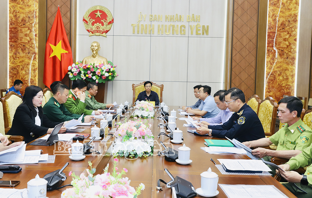  Thiếu tướng Trần Xuân Ánh, Ủy viên Ban Thường vụ Tỉnh ủy, Giám đốc Công an tỉnh và các đại biểu dự hội nghị tại điểm cầu tỉnh Hưng Yên.