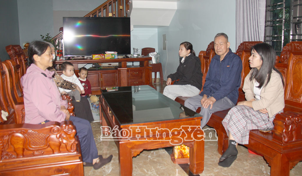 Cán bộ thôn, xã đến tuyên truyền, vận động người dân hiến đất mở rộng đường giao thông.