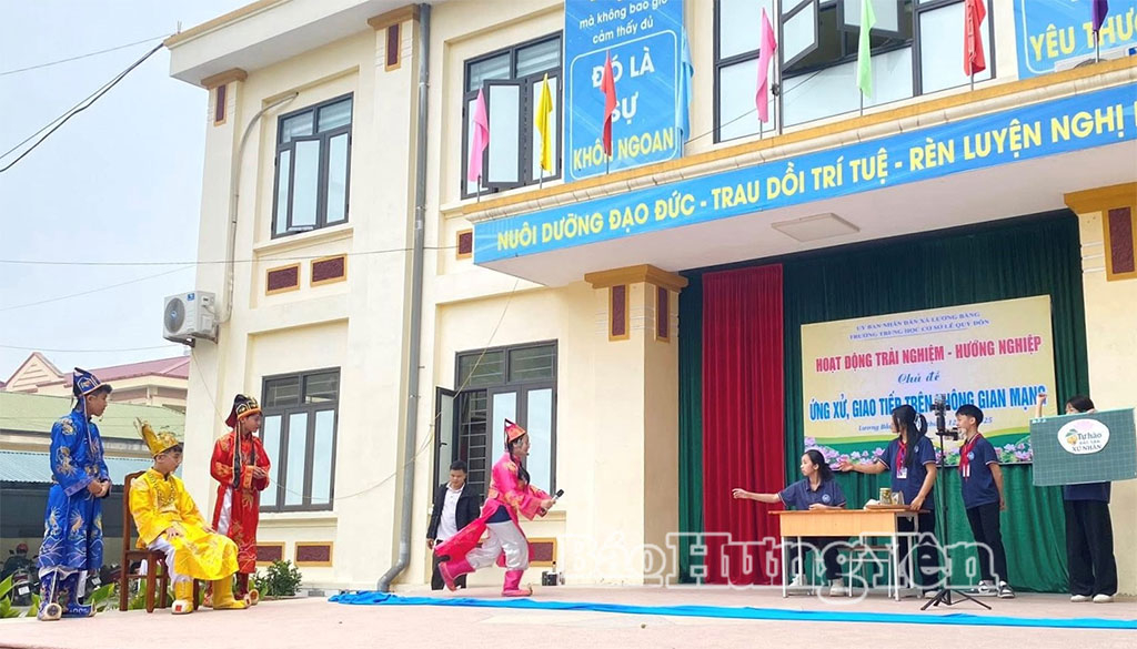 Học sinh Trường THCS Lê Quý Đôn (xã Lương Bằng) tham gia biểu diễn tiểu phẩm tại hoạtđộng trải nghiệm - hướng nghiệp với chủ đề 