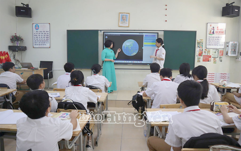 Giờ học của cô và trò Trường THCS Nguyễn Tất Thành (phường Sơn Nam).