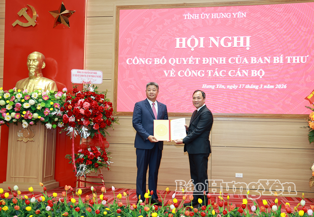 Đồng chí Hoàng Trung Dũng, Ủy viên Ban Chấp hành Trung ương Đảng, Phó Trưởng ban Thường trực Ban Tổ chức Trung ương trao quyết định cho đồng chí Nguyễn Mạnh Quyền, Phó Bí thư Tỉnh ủy Hưng Yên nhiệm kỳ 2025 - 2030.