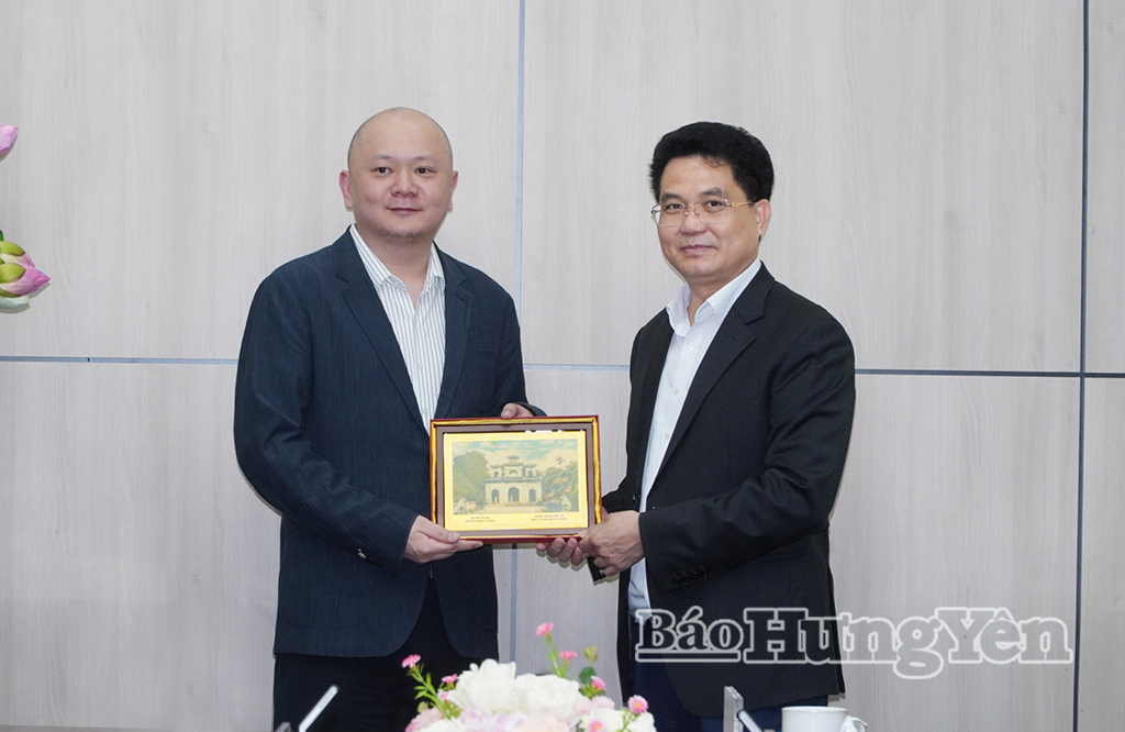 Đồng chí Phó Chủ tịch UBND tỉnh Lê Quang Hòa tặng quà lưu niệm và giới thiệu nét văn hóa lịch sử đặc sắc của tỉnh với lãnh đạo Hiệp hội Đầu tư Trung Quốc.