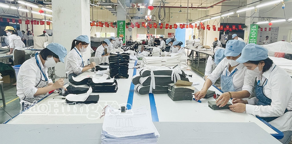 Công nhân Xí nghiệp May Hưng Hà, xã Hưng Hà thi đua sản xuất.