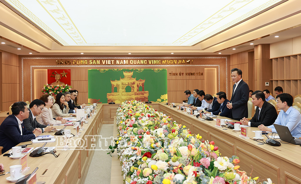 Các đại biểu dự buổi làm việc.