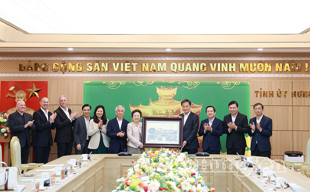 Các đồng chí lãnh đạo tỉnh trao bức tranh 