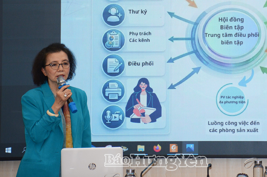 Bà Đinh Thị Thúy Hằng, cố vấn cao cấp của Trung tâm Bồi dưỡng nghiệp vụ báo chí trao đổi thông tin tại buổi làm việc.