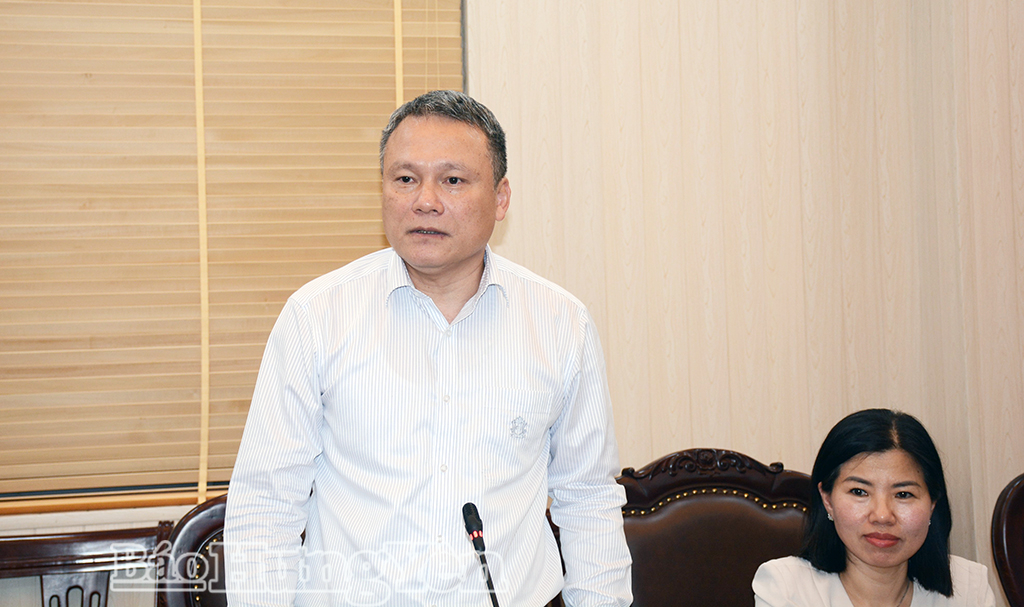 Ông Hoàng Minh Sơn, Giám đốc Báo và Phát thanh, Truyền hình Hưng Yên phát biểu tại buổi làm việc. 