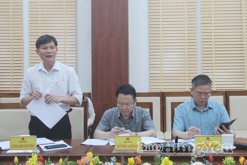 Đại diện lãnh đạo Sở Nông nghiệp và Môi trường báo cáo dự thảo Đề án giảm nghèo bền vững tỉnh Hưng Yên giai đoạn 2026 - 2030.