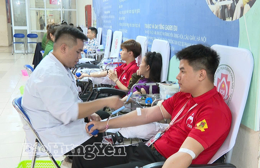 Sinh viên Trường Đại học Sư phạm Kỹ thuật Hưng Yên tham gia hiến máu.