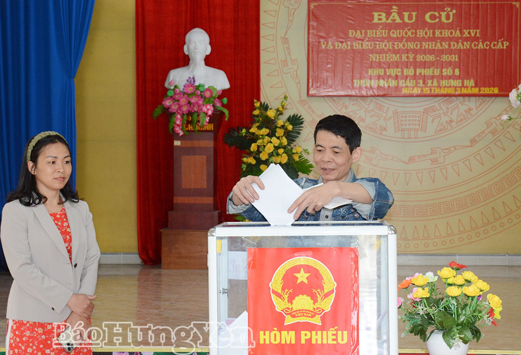 Cử tri xã Hưng Hà bỏ phiếu bầu cử  tại khu vực bỏ phiếu số 6, thôn Nhân Cầu 3.