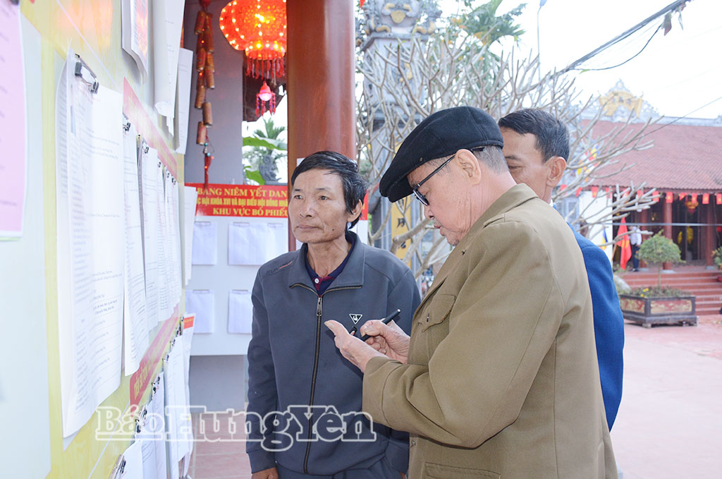 Cử tri cao tuổi xã Châu Ninh ghi chép thông tin ứng cử viên để lựa chọn người xứng đáng bầu vào Quốc hội khóa XVI và HĐND các cấp nhiệm kỳ 2026 - 2031.