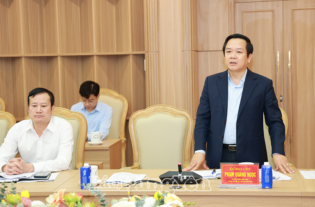 Đồng chí Chủ tịch UBND tỉnh Phạm Quang Ngọc phát biểu tại hội nghị.