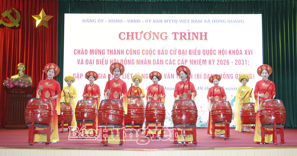Tiết mục trống hội tại chương trình.