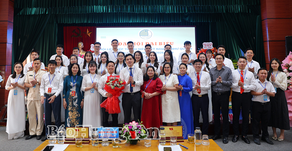 Các đại biểu chụp ảnh lưu niệm cùng Ủy ban Hội LHTN Việt Nam xã Như Quỳnh khóa I, nhiệm kỳ 2026-2029.