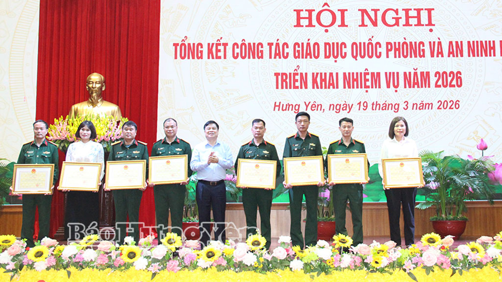 Đồng chí Phó Chủ tịch UBND tỉnh Phạm Văn Nghiêm trao Bằng khen của Chủ tịch UBND tỉnh tặng các tập thể có thành tích xuất sắc trong thực hiện công tác GDQP và AN năm 2025.
