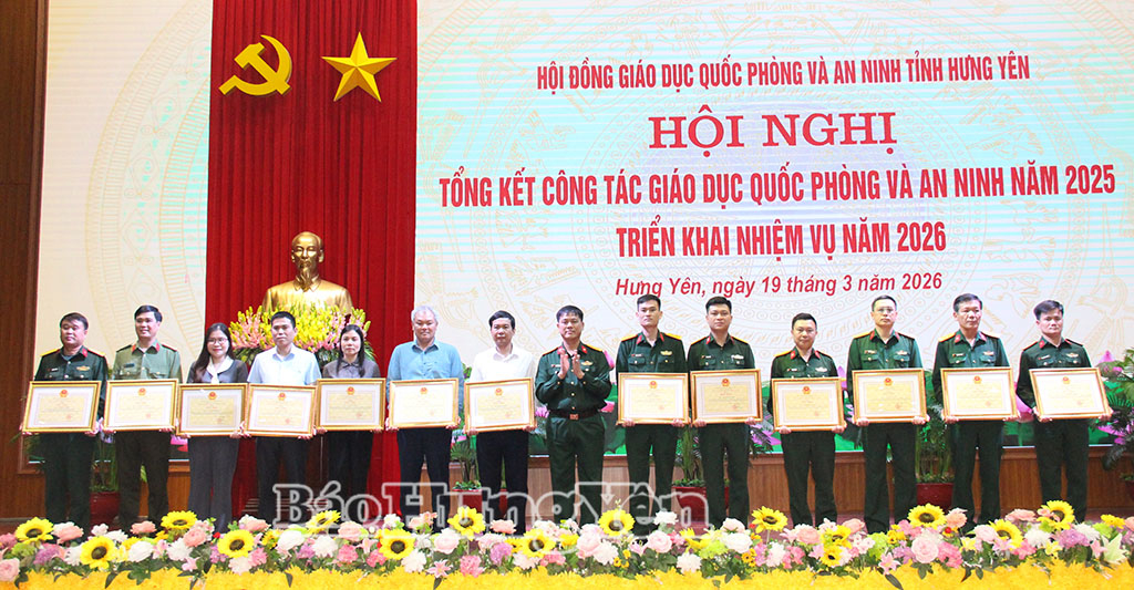 Đồng chí Chỉ huy trưởng Bộ Chỉ huy Quân sự tỉnh Vũ Văn Định trao Bằng khen của Chủ tịch UBND tỉnh tặng các cá nhân có thành tích xuất sắc trong thực hiện công tác GDQP và AN năm 2025.