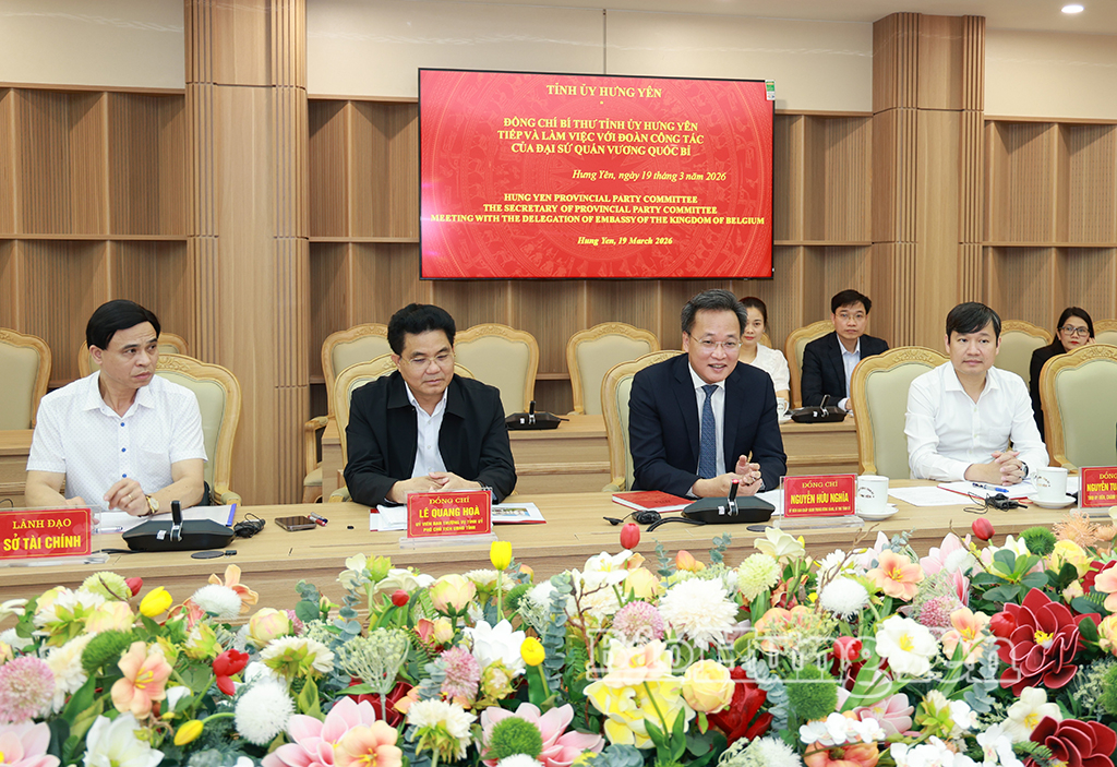 Đồng chí Bí thư Tỉnh ủy Nguyễn Hữu Nghĩa và các đại biểu tỉnh Hưng Yên tại buổi làm việc.