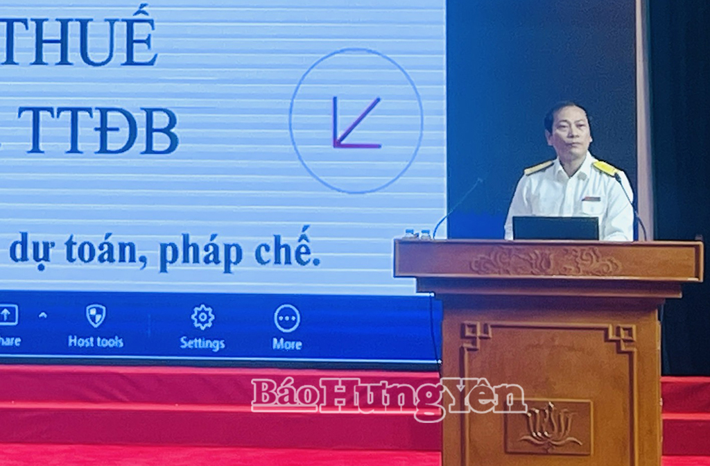 Đại diện Thuế tỉnh Hưng Yên giới thiệu một số chính sách thuế mới.