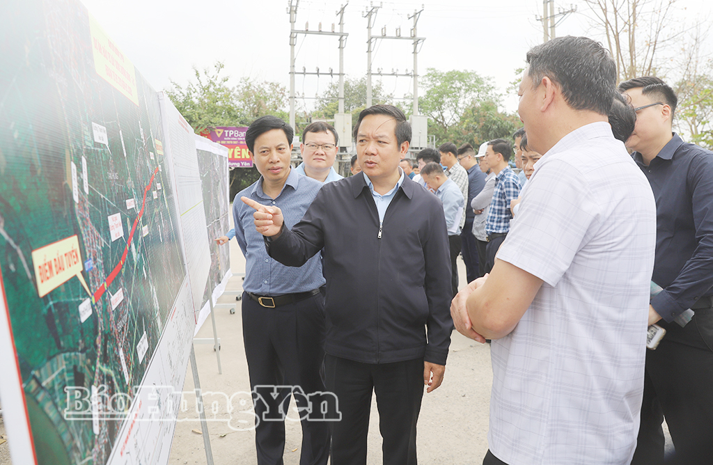 Đồng chí Chủ tịch UBND tỉnh Phạm Quang Ngọc kiểm tra Dự án đường Đông - Tây I (đoạn từ ĐT.378 đến ĐT.382B).