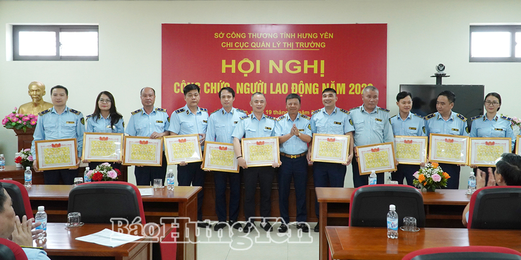 Lãnh đạo Chi cục Quản lý thị trường tỉnh trao danh hiệu Chiến sĩ thi đua cấp cơ sở cho các cá nhân có thành tích xuất sắc trong công tác năm 2025.