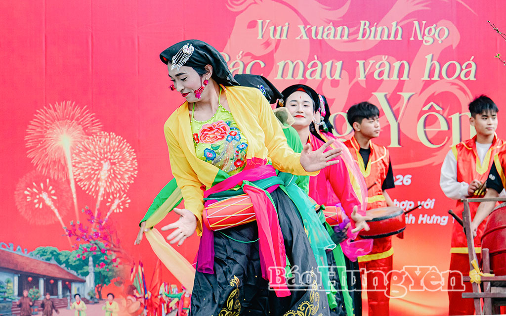 Những chàng trai xã Mễ Sở biểu diễn điệu múa 