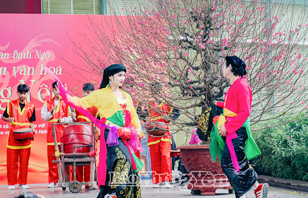 Những động tác mềm mại, hài hước tạo tiếng cười cho người xem.