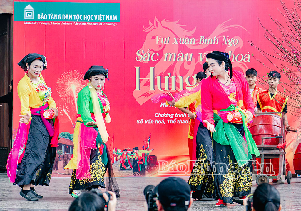 Điệu múa tái hiện sinh động đời sống lao động của cư dân xưa.