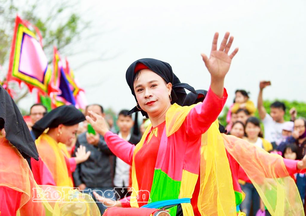 Hình ảnh chàng trai hóa thân thành nữ giới với động tác uyển chuyển.