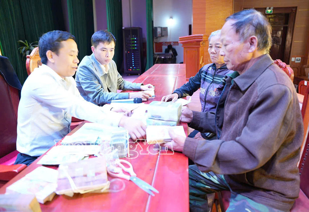 Người dân xã Chí Minh nhận tiền đền bù, hỗ trợ giải phóng mặt bằng.