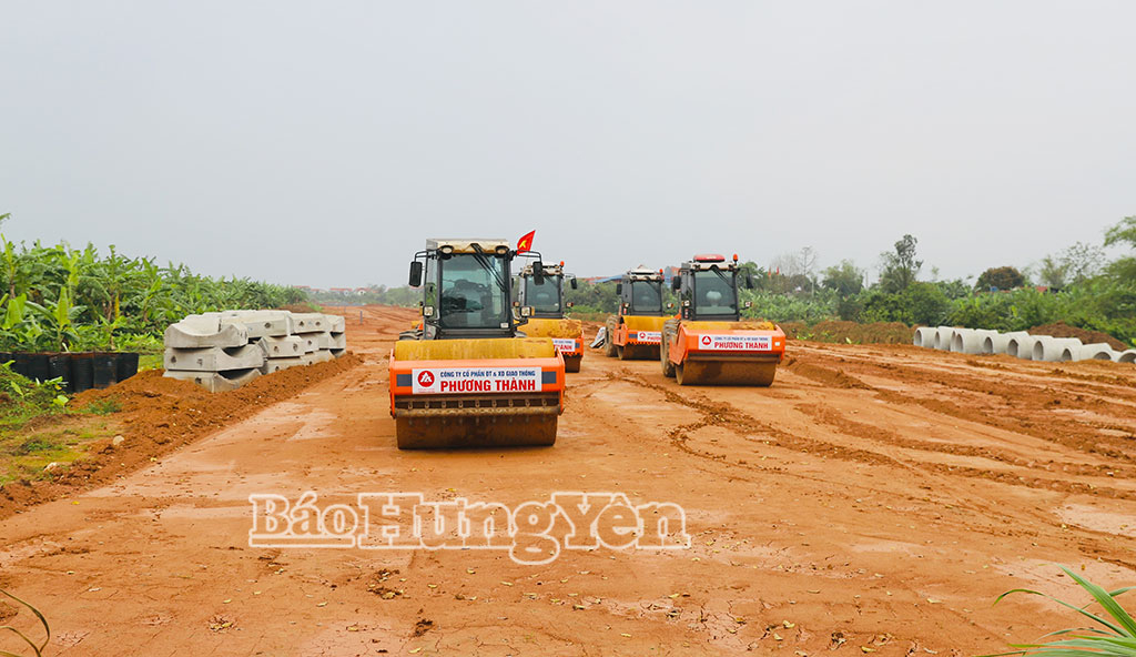 Khi có mặt bằng sạch, các nhà thầu huy động nhân lực, phương tiện đẩy nhanh tiến độ thi công dự án.